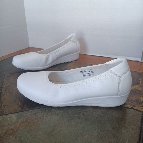 Propet Shoes Women's White Size 6.5 Slip-On Comfort Walking Nursing Ballet Wedge - Picture 1 of 9